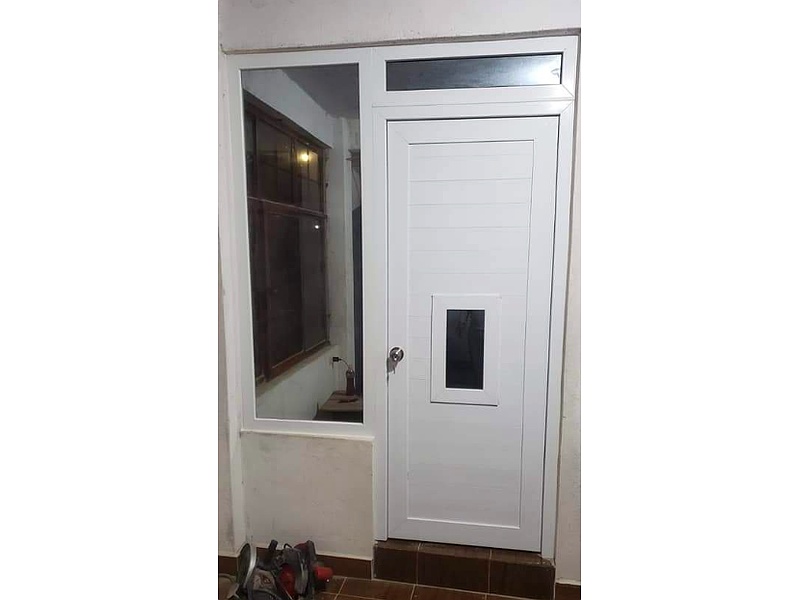 Puerta blanca con ventana Guatemala