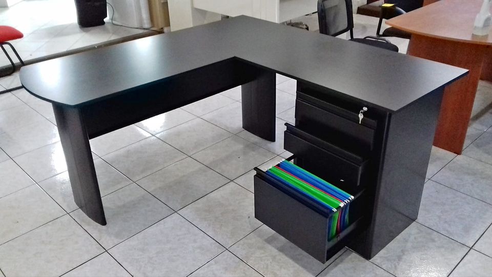 Escritorio de aluminio en L, Guatemala