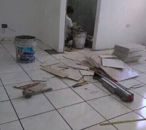 Piso de cerámica en instalación Guatemala