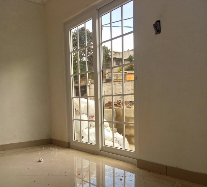 Ventana de cristal con marco de madera Guatemala