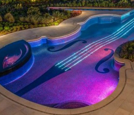 Piscina iluminada de noche Guatemala
