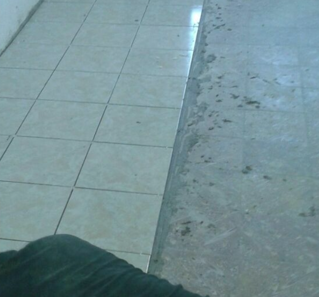 Piso de cerámica gris en proceso Guatemala