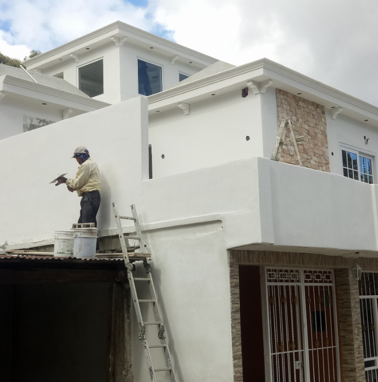 Fachada de casa moderna con tejas Guatemala