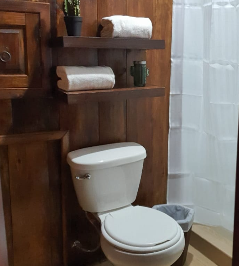 Servicio remodelación en madera Baño rústico Guatemala