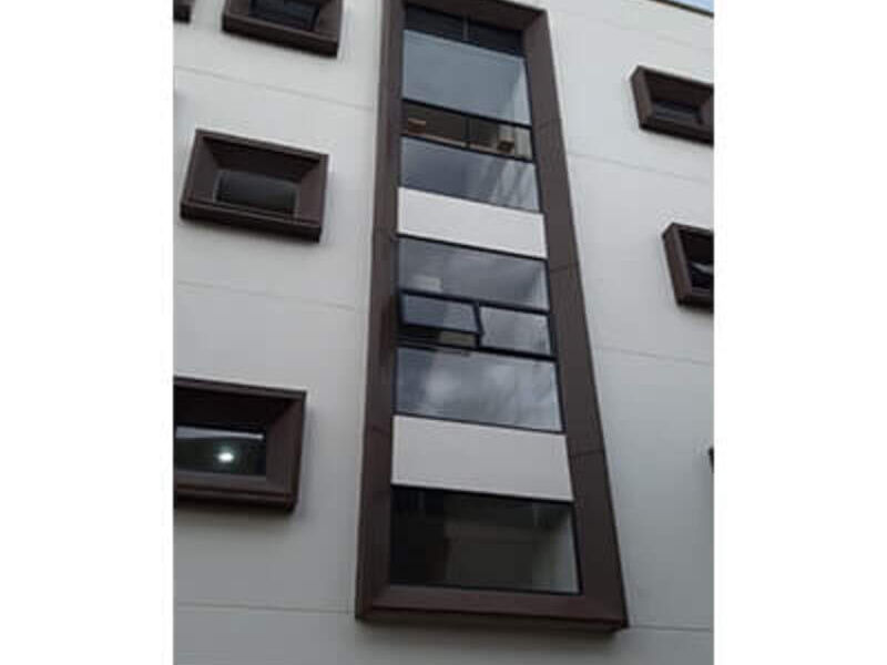 Ventanas proyectantes con fijos