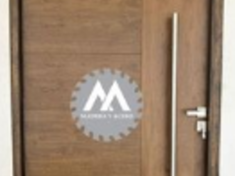 Puerta principal de madera