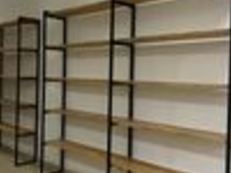 Estantería de metal y madera