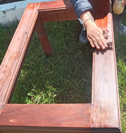 Carpintero ajustando madera Mixco