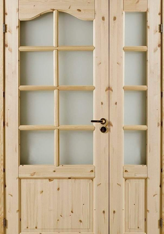 Puerta doble de madera con detalles tallados Guatemala