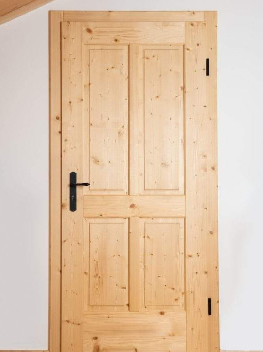 Puerta tallada de madera clara Guatemala