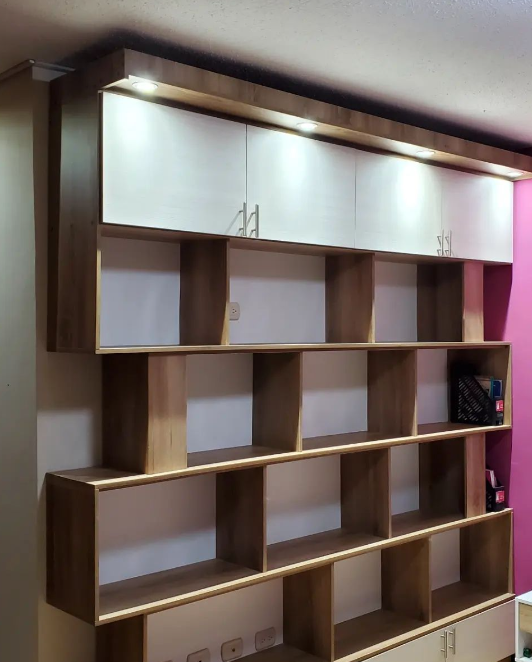 Estantería de madera con divisiones Guatemala