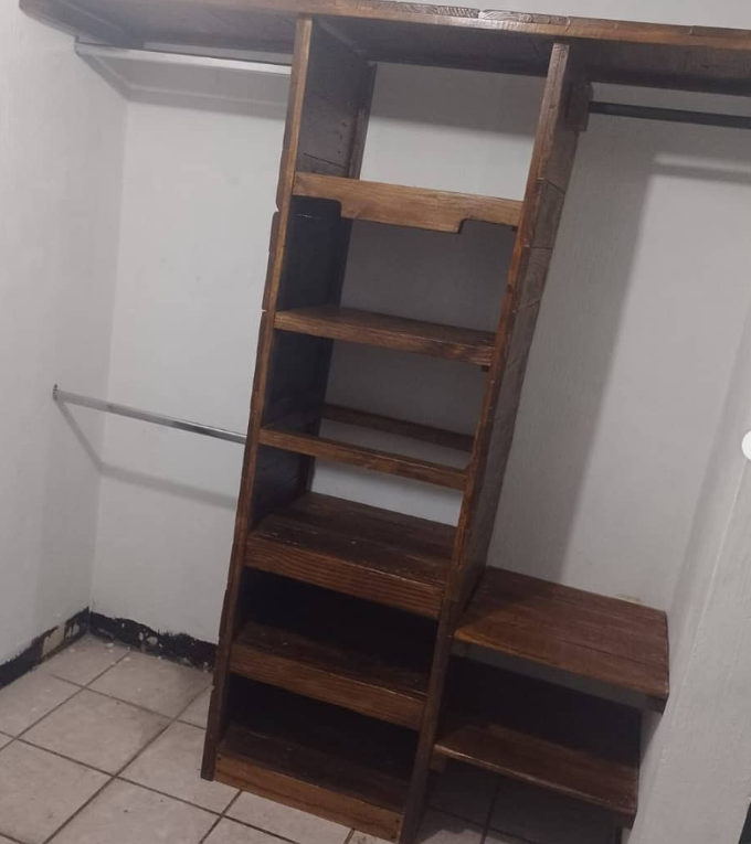 Estantería de madera con escalones Guatemala