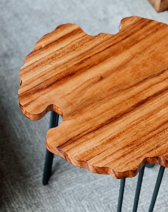 Mesa auxiliar de madera con forma orgánica Guatemala