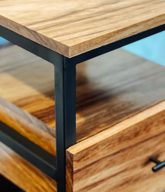 Mesa lateral con tapa de mármol y patas de metal Guatemala
