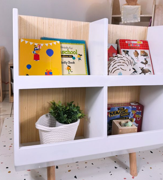 Estantería con ganchos de madera