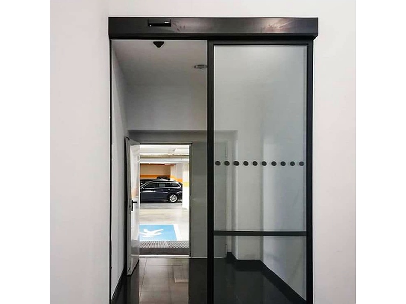 Puerta corredora vidrio con acabado cromo pulido Guatemala