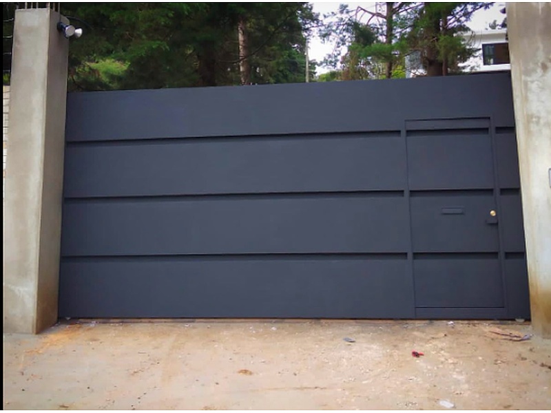 Puerta Garaje Aluminio Revestimiento negro Guatemala