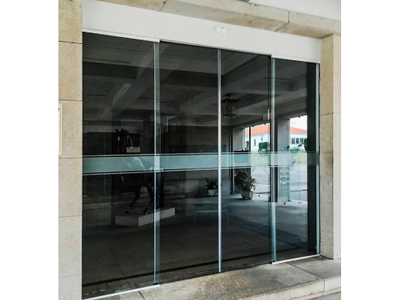 Puerta vidrio templado con diseño rayas verticales Guatemala