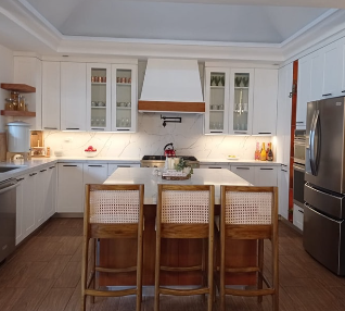 Comedor con Mesa de Madera y Sillas Tapizadas Guatemala