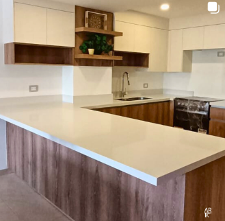 Cocina Moderna con Barra de Madera Guatemala