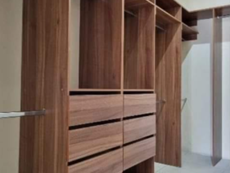 Closet moderno de madera Usumatlán Zacapa