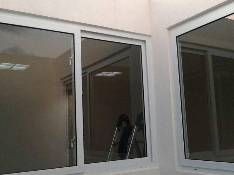 Ventana de aluminio gris DCN