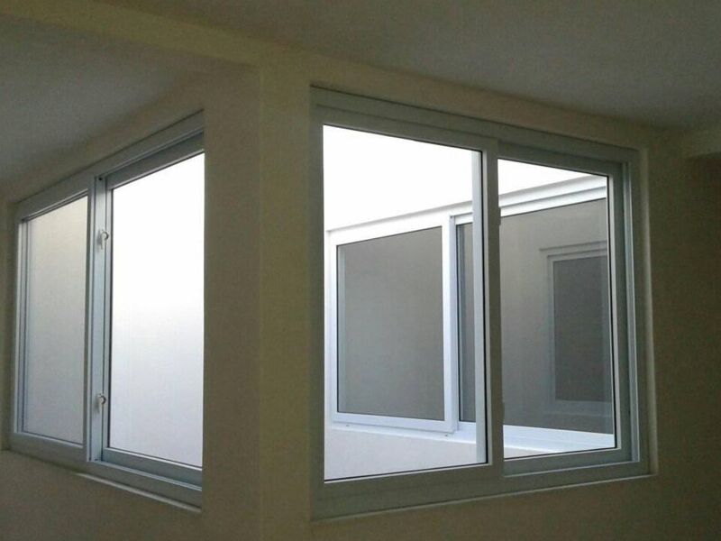 Ventana blanca de aluminio Cobán