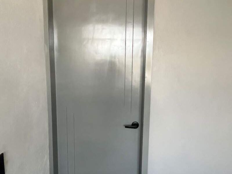 Puerta de madera gris DISEÑO MADERA