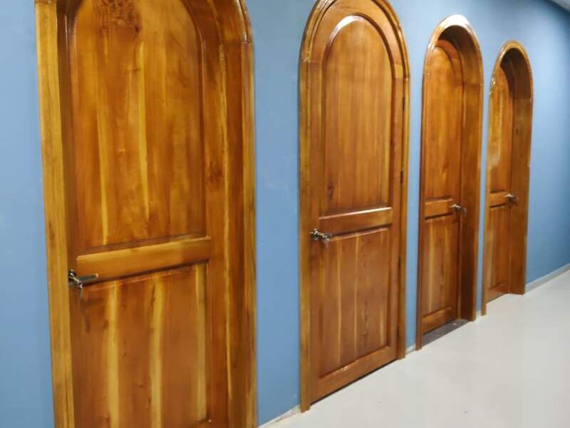 Puertas de madera multiples Salama