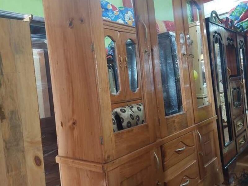 Mueble rustico con espejos