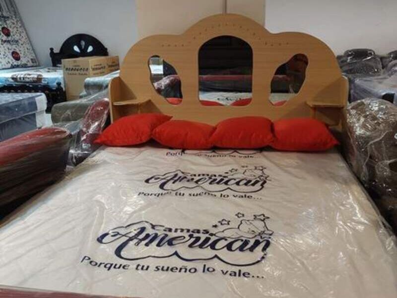 Cama de madera clara