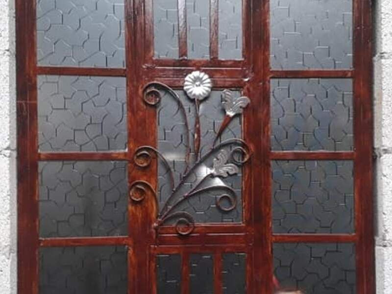 Ventana con bordes de madera