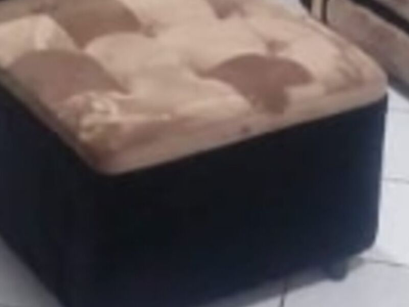 Mesa de centro de sala con cojin