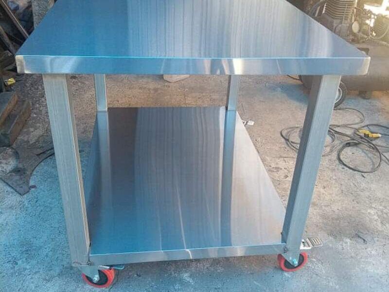 Mesa de Acero con Ruedas
