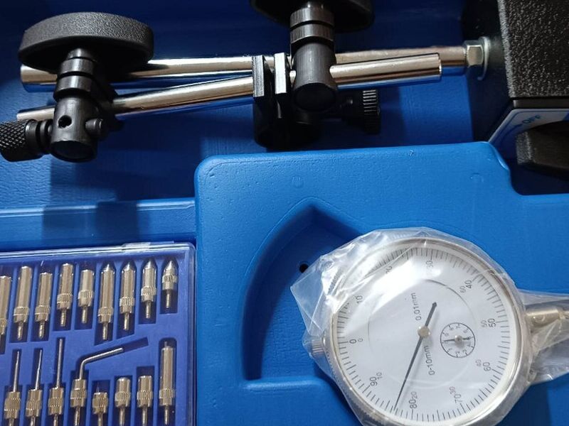 BASE MAGNÉTICA CON RELOJ Y PUNTAS