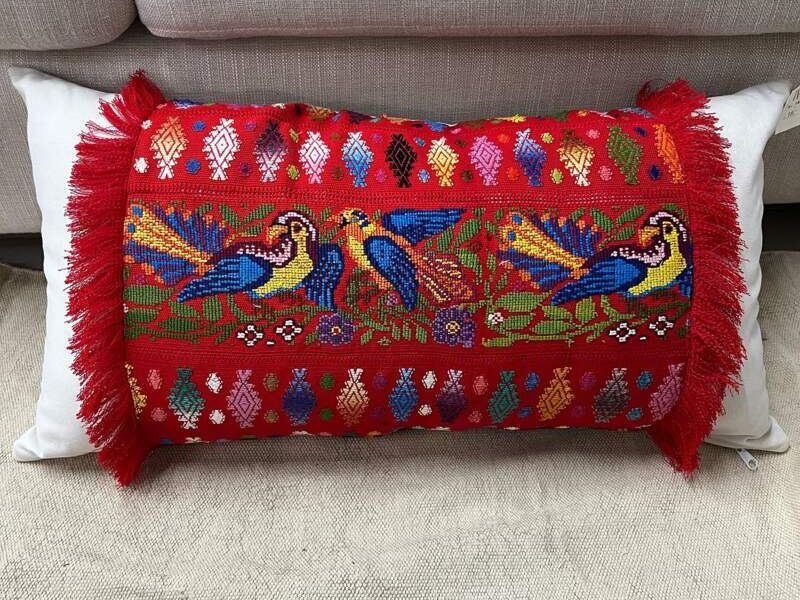 Cojin rojo con aves