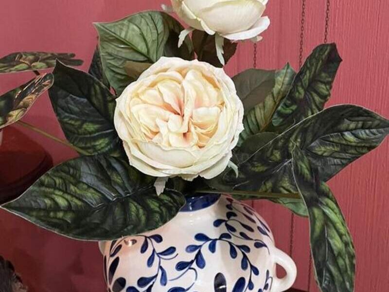 Jarrón de cerámica decorado con rosas y hojas 